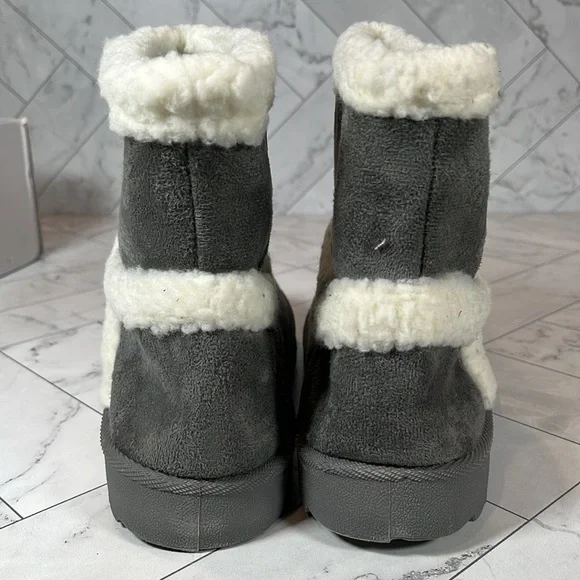 NWT Olivia Miller Womens Gray Boot Bootie OMP-2555 JOYCE faux Fur 8M - Picture 7 of 9